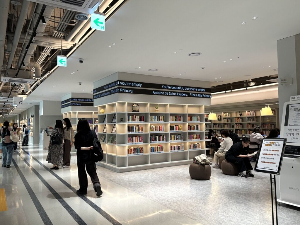 英語資料區的柱面書櫃，上面是小王子書摘的跑馬燈