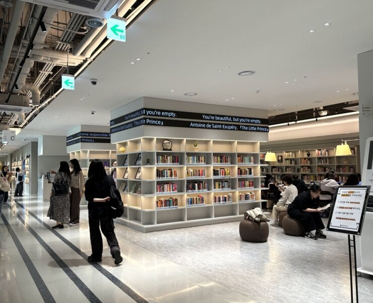 【專欄｜旅行的終點是圖書館】將地下空間翻轉為質感公共財的設計實踐：汝矣島布來登圖書館