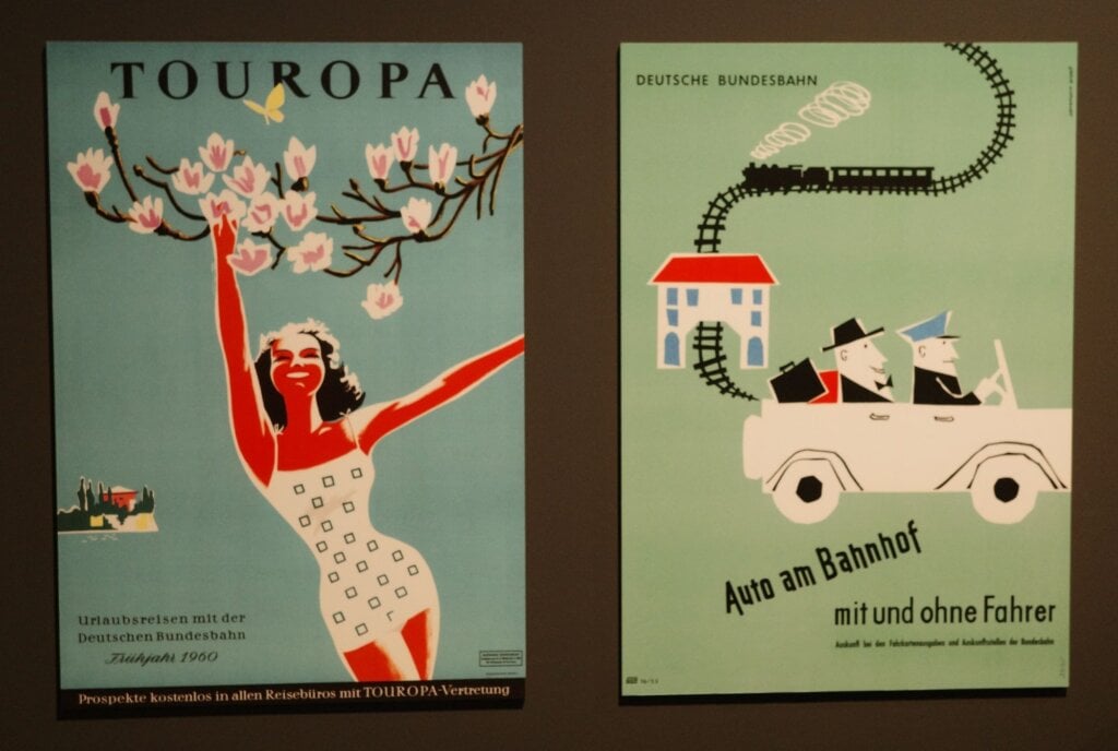 相｜左邊穿白色泳衣的女子海報，是1960年，在戰後五六0年代西德的經濟復甦下，出現了這些旅遊狂熱。這是一家著名的旅行社（TOUROPA ），他們與聯邦鐵路合作，推出平價的「臥車度假專列」，讓普通家庭也可以輕鬆前往義大利與瑞士旅遊。右邊同時期…