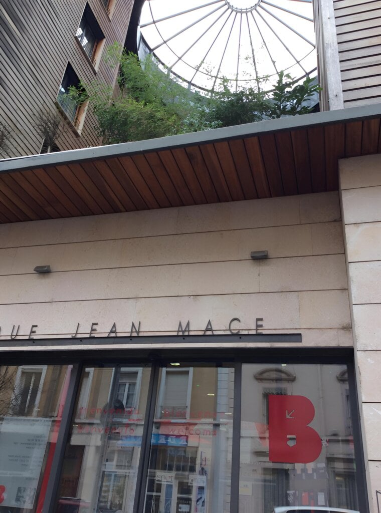 里昂第七區Jean Macé圖書館,以青少年和成人讀者為主要服務對象。