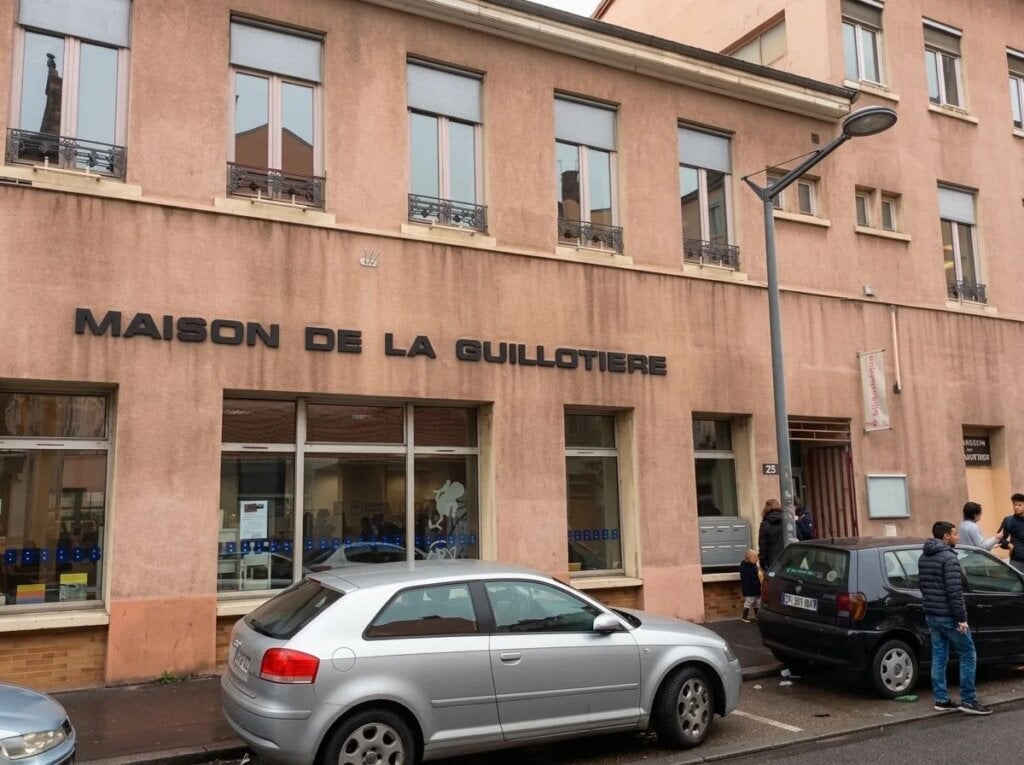 散步時意外發現「吉約蒂耶爾社區中心」Maison de la Guillotière,有兒童專屬的圖書館喔!