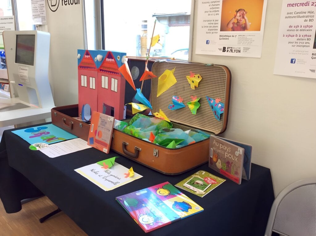 小小閱讀展示桌以為是主題展,原來是提供托育服務的告示區。