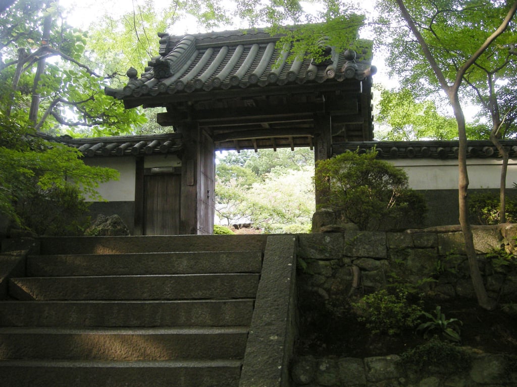 大阪大門寺山門。圖取自 Wikimedia Commons ⓒbittercup。
