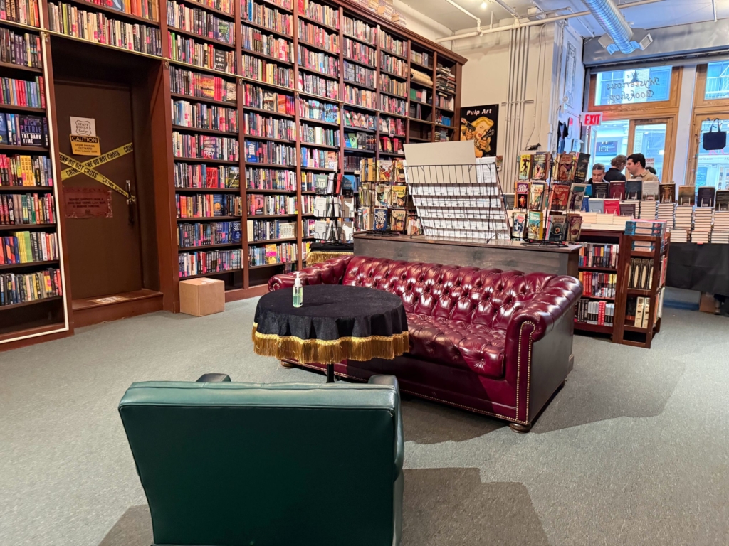 推理書店離童書店幾步之遙，店內滿滿是頂天立地的書架，四處排滿了推理小說。