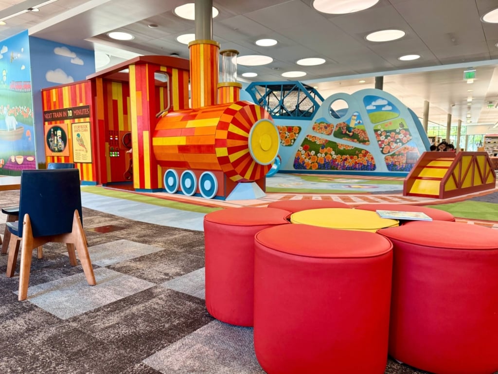 SCCLD 之 Milpitas Library 的主題是鐵道嬉遊記(Railway Rollick),讓鐵道歷史成為場景,車廂造型的閱讀小屋、讓孩子「駕駛火車」的遊戲牆面等,結合數字、形狀與節奏的學習。