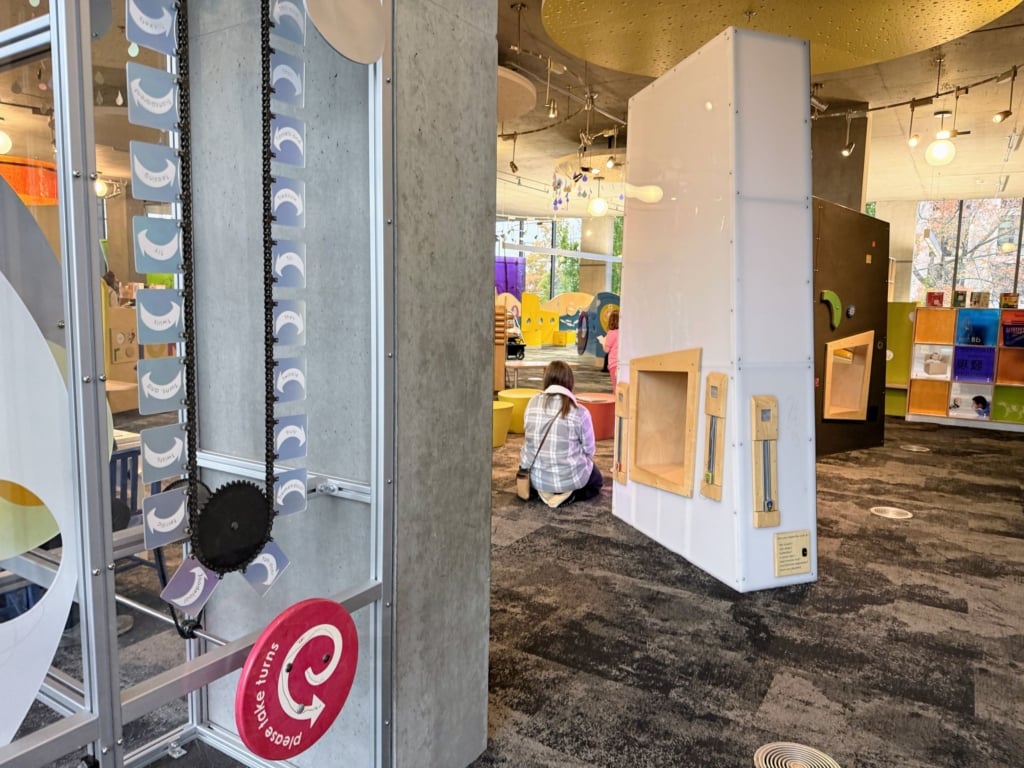 溫哥華社區圖書館幼兒遊戲區裡的互動操作裝置。