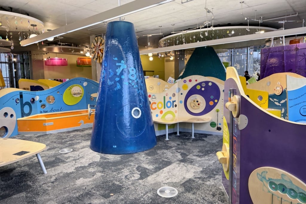 華盛頓州的溫哥華社區圖書館有超過100 坪的幼兒探索空間。