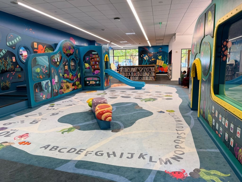SCCLD 之 Cupertino Library 的主題是水族館歷險(AquariumAdventure),由於圖書館內就有一個浩大的水族箱,因而以珊瑚礁生態為設計主題,有水底探險車閱讀角落、扇貝閱讀椅、珊瑚礁和熱帶魚場景、貝殼平衡遊戲等…