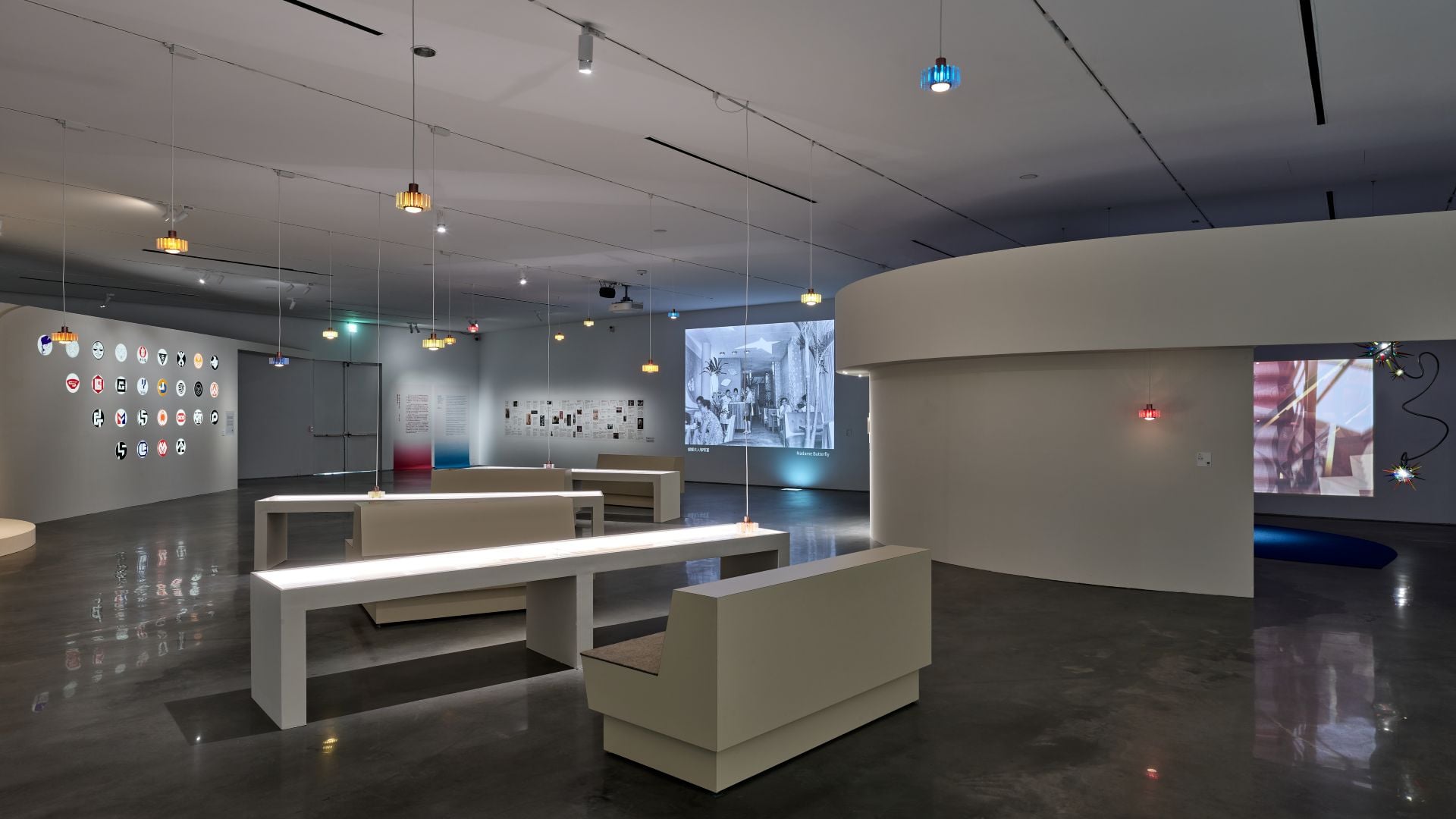 「搖擺阿哥哥－時代跨域者王水河」展覽現場。圖片來源：臺中市立美術館。攝影：Studio Millspace。