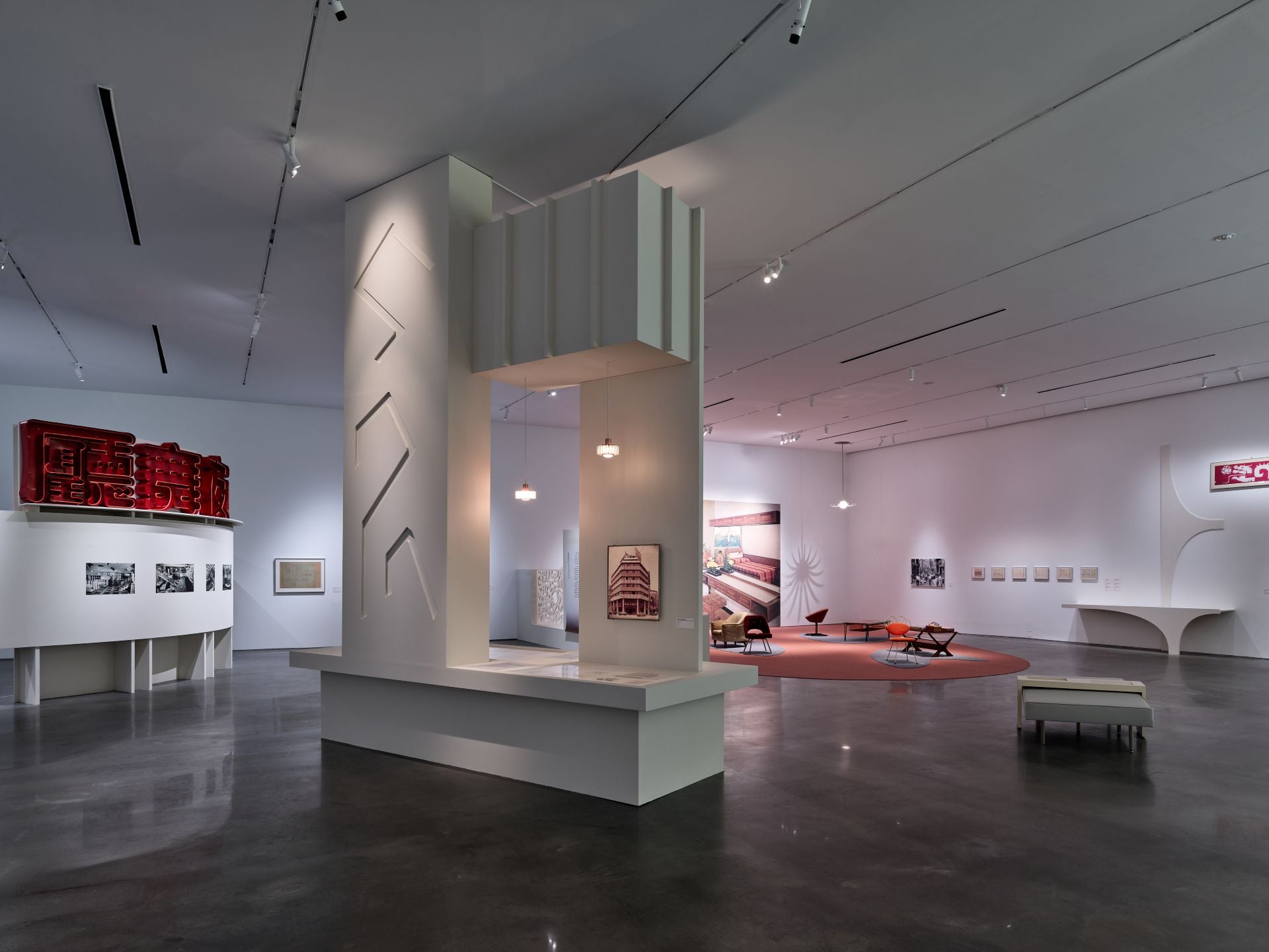 「搖擺阿哥哥－時代跨域者王水河」展覽現場。圖片來源：臺中市立美術館。攝影：Studio Millspace。