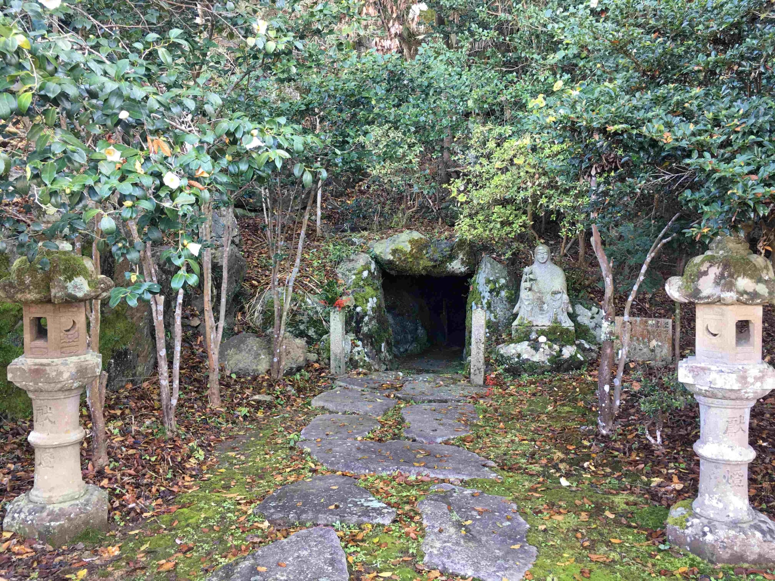 日本福井縣小濱市的空印寺，傳說為八百比丘尼入定洞。Wikimedia Commons ©KaoLee