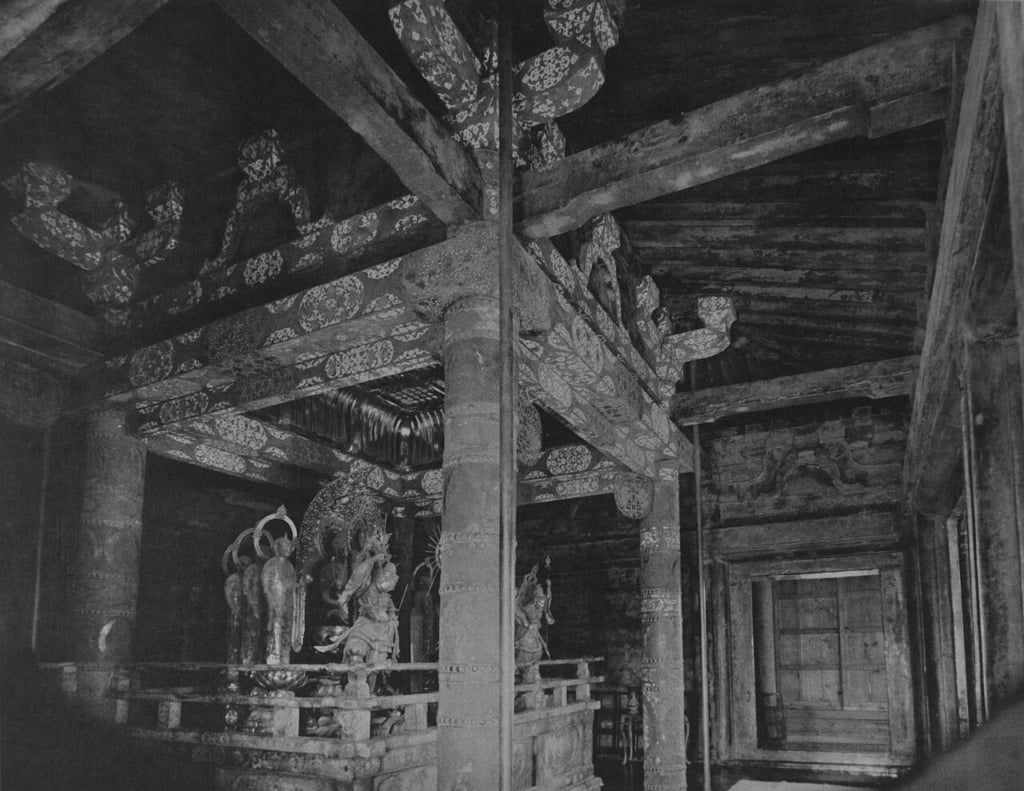 日本有形文化財建築類國寶第1號 岩手縣中尊寺金色堂，天治元年（1124）建造。圖取自Wiki Commons。