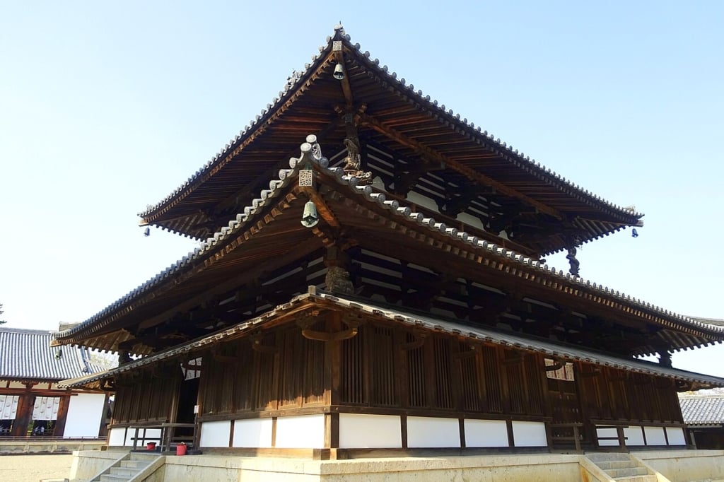 日本國寶 日本奈良法隆寺金堂，始建於7世紀後半，當中存放有飛鳥時期〈釋迦如來三尊〉等，皆為日本國寶。圖取自Wiki Commons ⓒDaderot。
