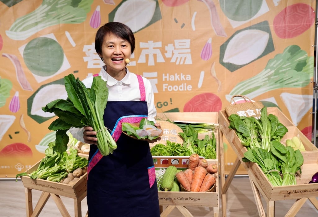 客家委員會古秀妃主委教小朋友用客語說菜名。