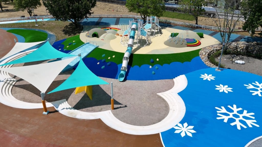 【特色公園】白天放電、夜晚浪漫！北市古亭河濱兒童遊戲場「水之三態」正式開放