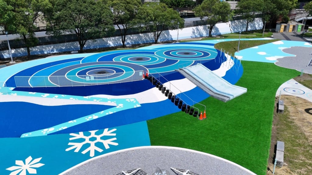 【特色公園】白天放電、夜晚浪漫！北市古亭河濱兒童遊戲場「水之三態」正式開放