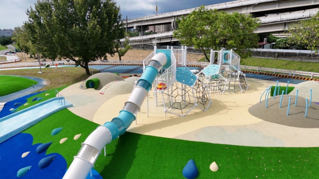 【特色公園】白天放電、夜晚浪漫！北市古亭河濱兒童遊戲場「水之三態」正式開放