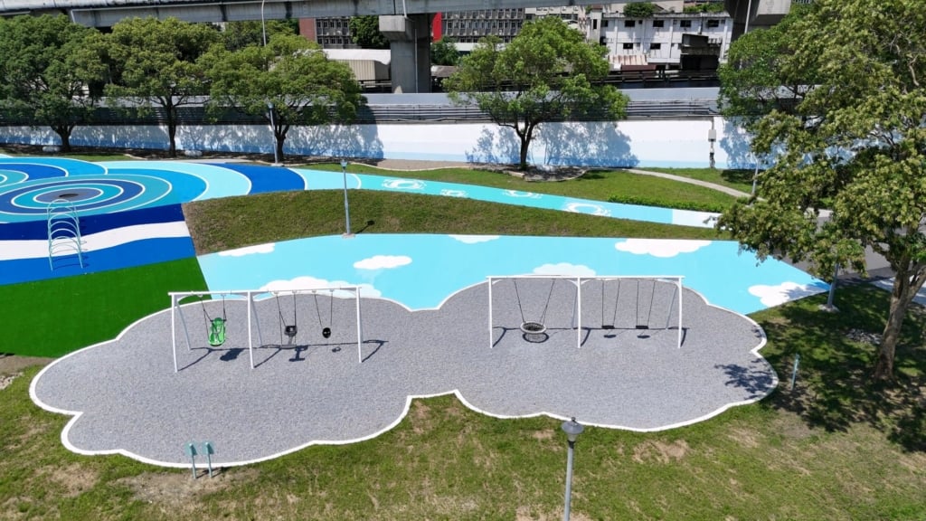 【特色公園】白天放電、夜晚浪漫！北市古亭河濱兒童遊戲場「水之三態」正式開放