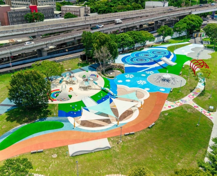 【特色公園】白天放電、夜晚浪漫！北市古亭河濱兒童遊戲場「水之三態」正式開放
