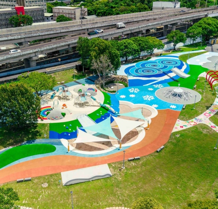 【特色公園】白天放電、夜晚浪漫！北市古亭河濱兒童遊戲場「水之三態」正式開放