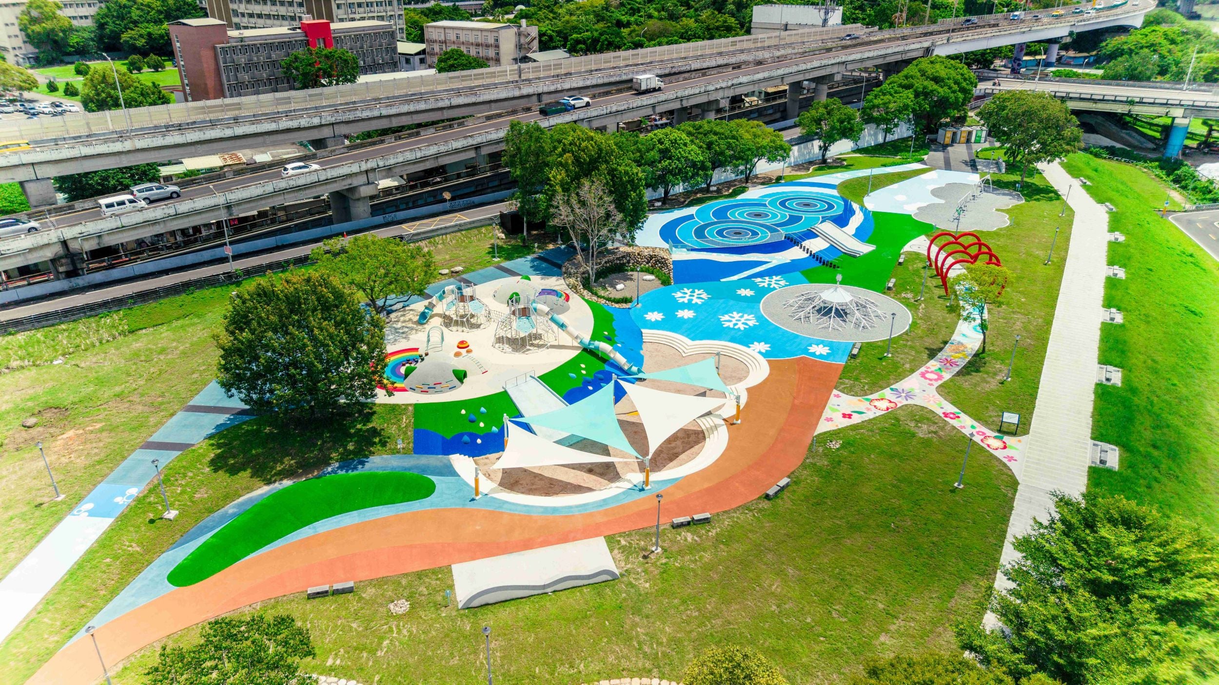 【特色公園】白天放電、夜晚浪漫！北市古亭河濱兒童遊戲場「水之三態」正式開放