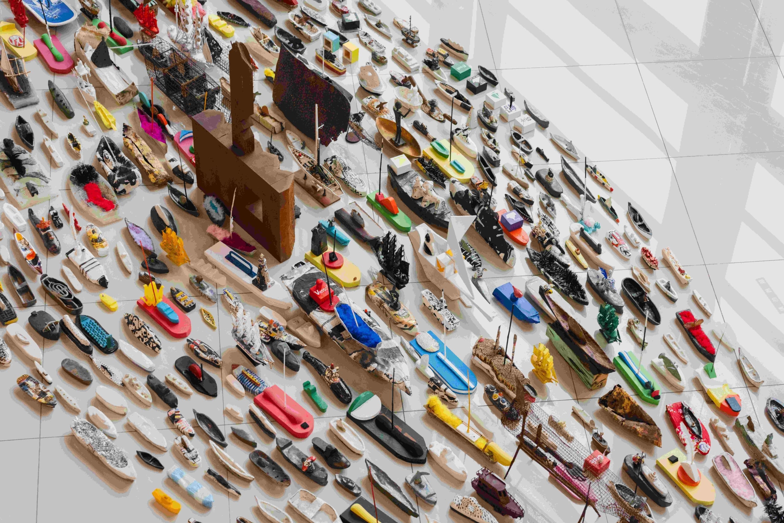 戴明德作品《船說》於展覽展出一景。（圖／嘉義市美術館）