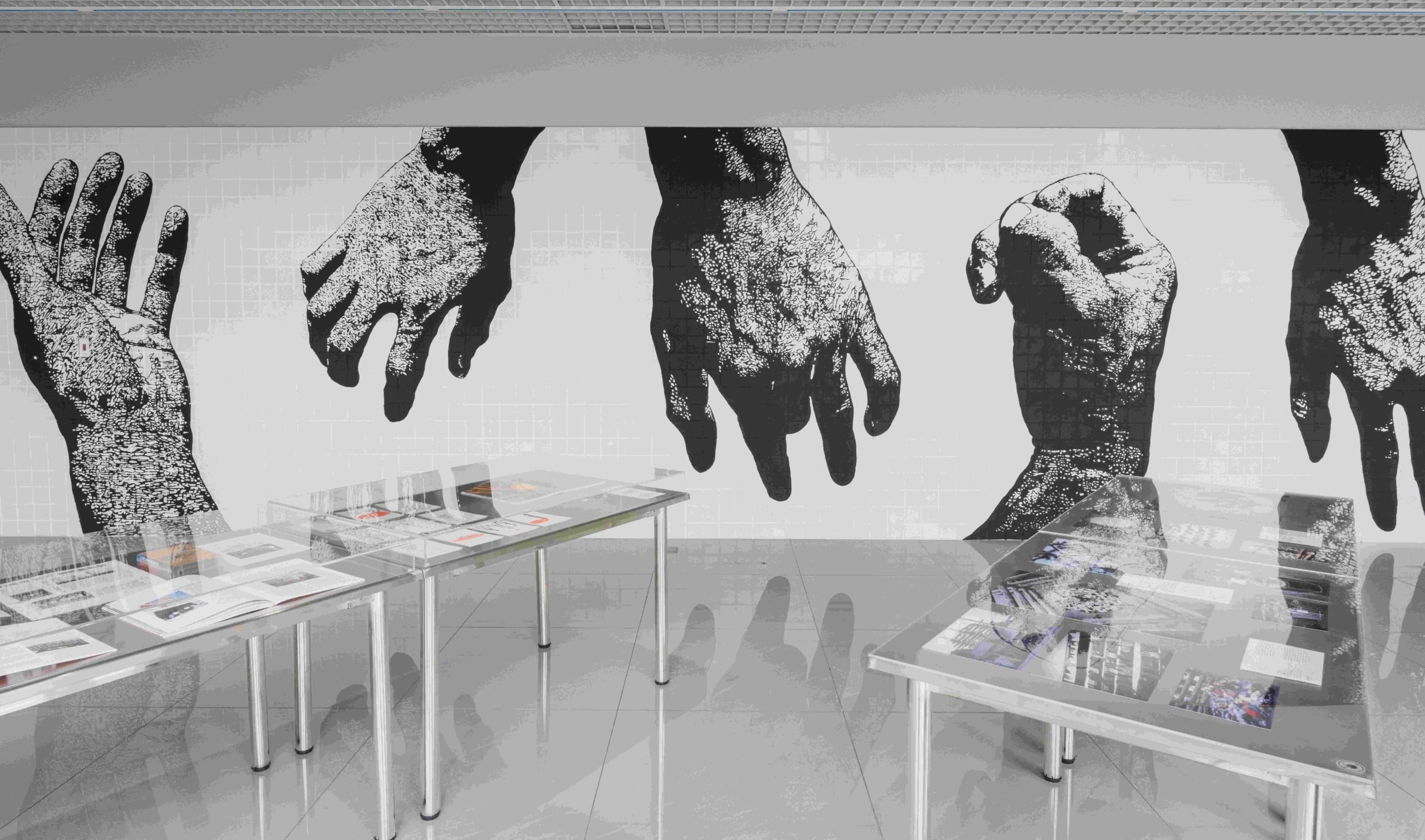 王德合作品《快樂？不快樂？》（2002、2026）以手繪現地製作於展覽展出一景。（圖／嘉義市美術館）
