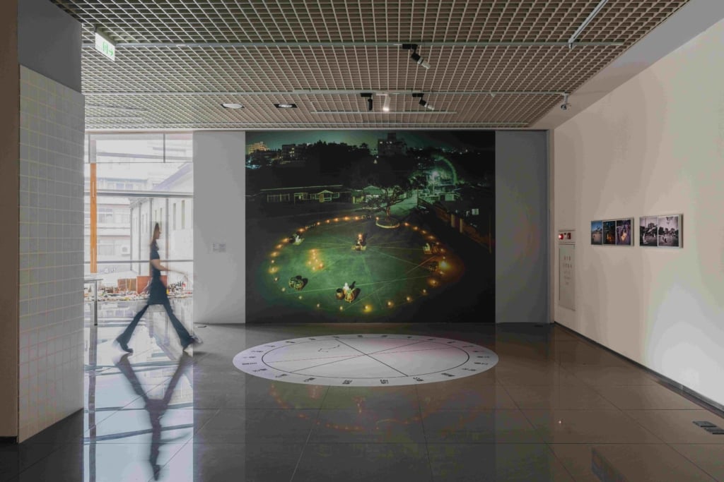 「公共視域：嘉義當代藝術場景1996–2006」展場一景，中間為陳建北的作品《憶》之圖像。（圖／嘉義市美術館）