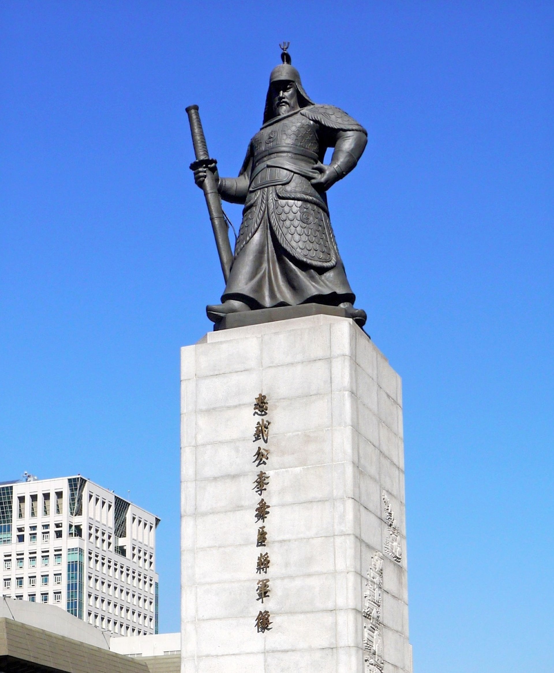 首爾光化門廣場的李舜臣將軍銅像。以16世紀李舜臣將軍擊敗日本艦隊為主題的《鳴梁：怒海交鋒》，至今仍保持韓國史上觀影人數最多的紀錄。（攝影／黃心蓉）