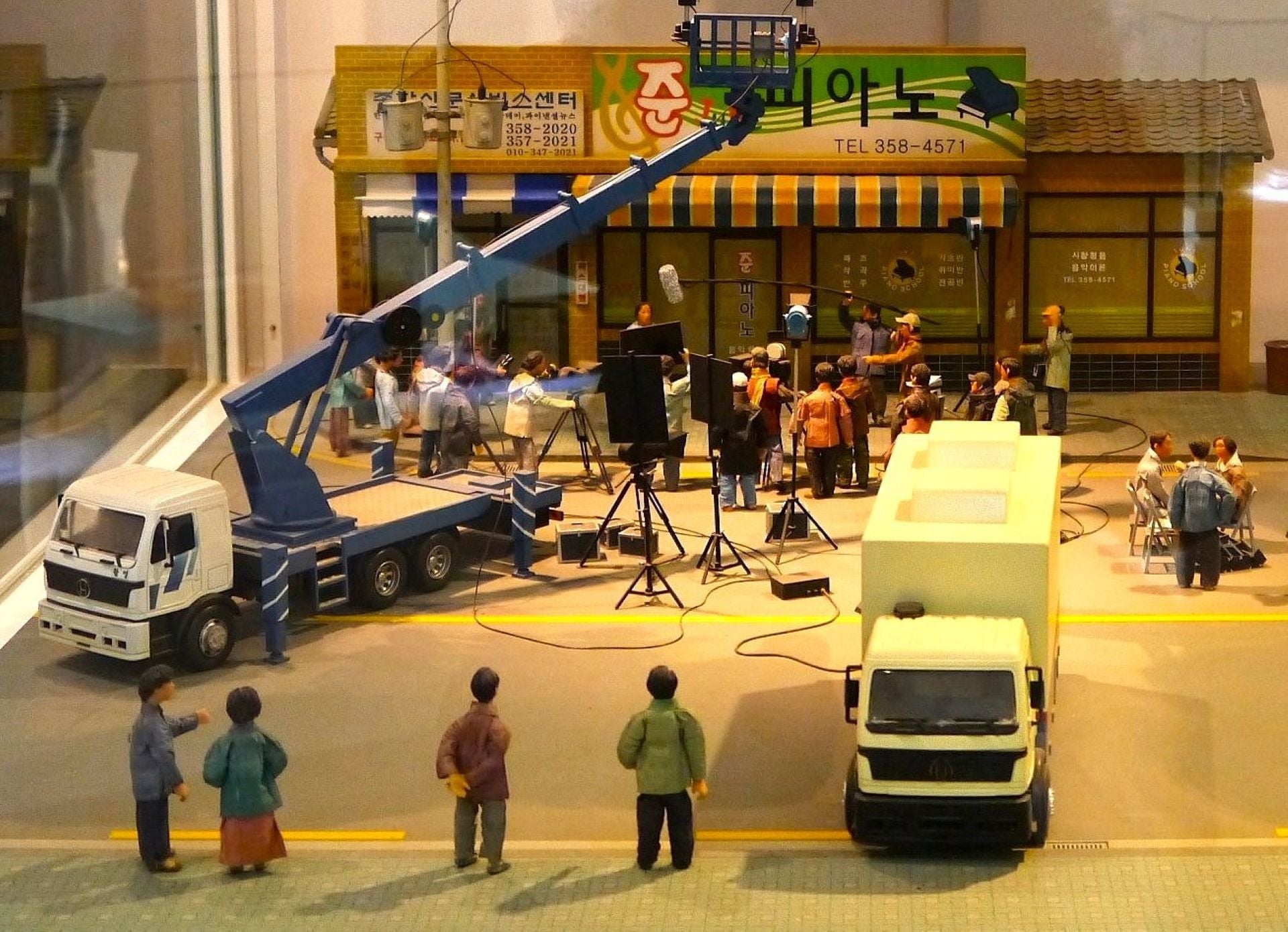 重現導演李滄東街頭拍攝《密陽》（Secret Sunshine）場景的微縮模型，現展示於韓國電影博物館。《密陽》於星期三上映，星期日晚上女主角全度妍（全道嬿）拿到韓國史上首座坎城影展影后的消息傳出，剛好來得及讓影城在第2週增加放映廳數。（攝…