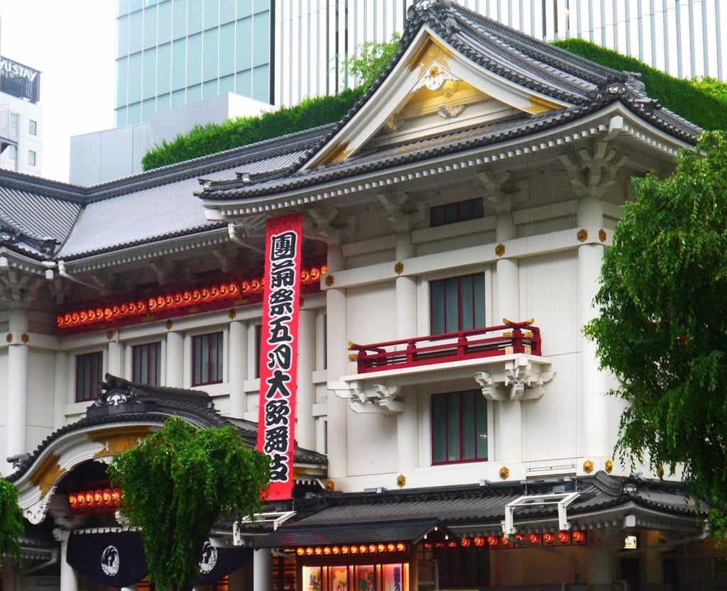 東京銀座的歌舞伎座。日本政府積極蒐集表演藝術產業資訊作為文化政策規劃之依據，但並未如韓國般以法律建立全國性強制票房資料申報制度。（攝影／黃心蓉）