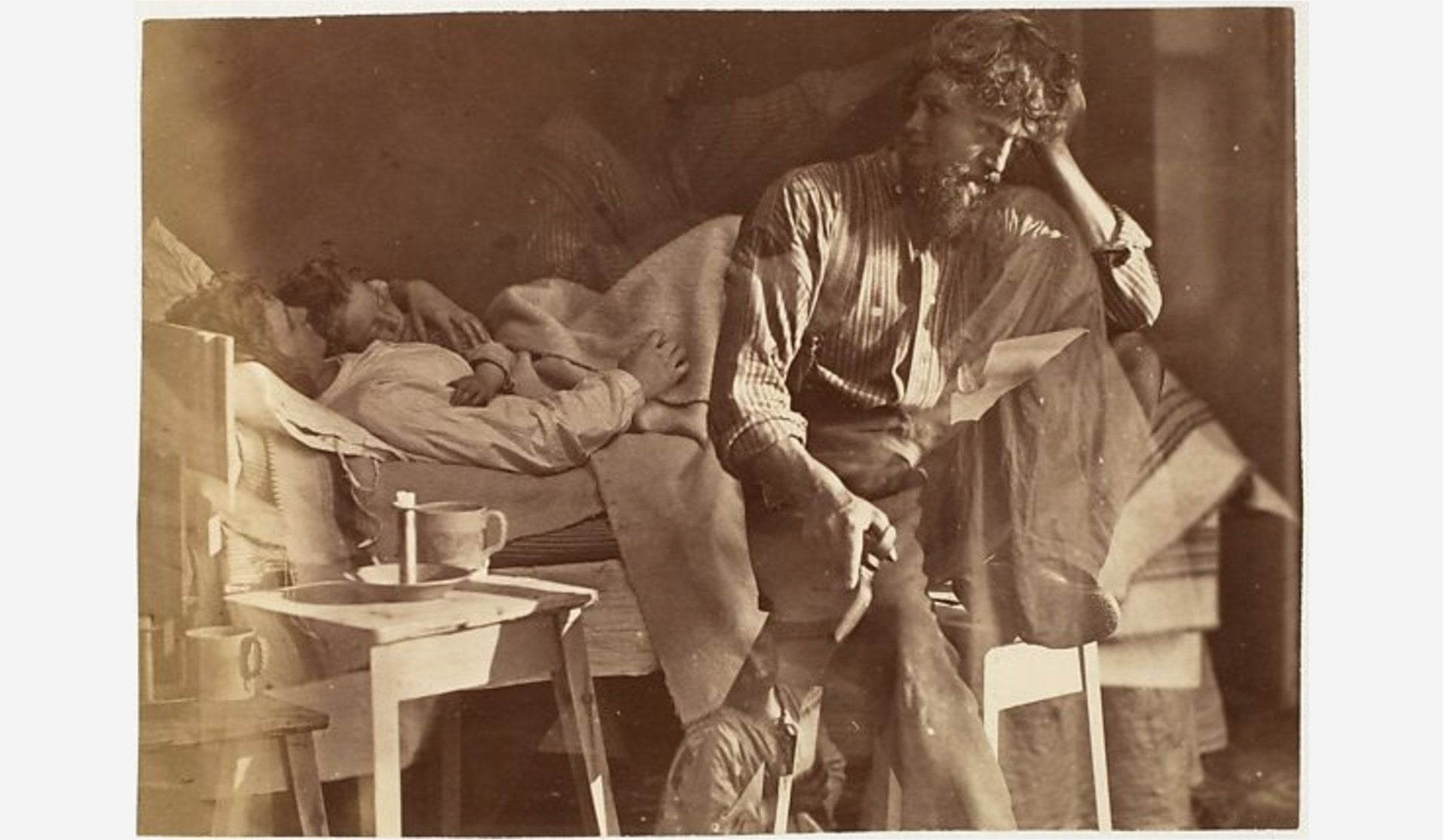 奧斯卡・古斯塔夫・雷蘭德(Oscar Gustave Rejlander),《艱難時世》(Hard Times),約1860。玻璃底片放印之蛋白銀鹽相紙,作品透過影像疊合,使同一人物以半透明形體再次出現在畫面中。(© George East…