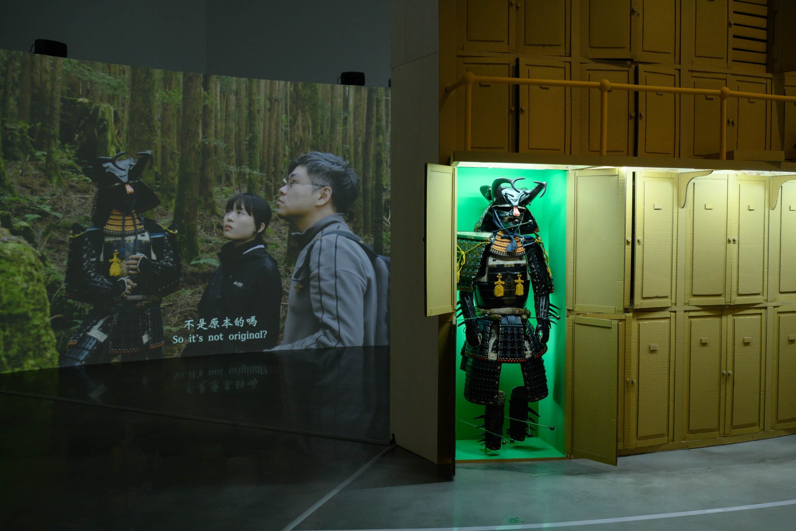 邱子晏，《高砂深山鍬形蟲》，2026，日本武士盔甲改裝，雙頻道錄像裝置，4K，15分00秒，170 × 100 × 100公分。臺中市立美術館委託創作，藝術家自藏。攝影：卓杜信XhinMania。（圖片來源：臺中市立美術館）