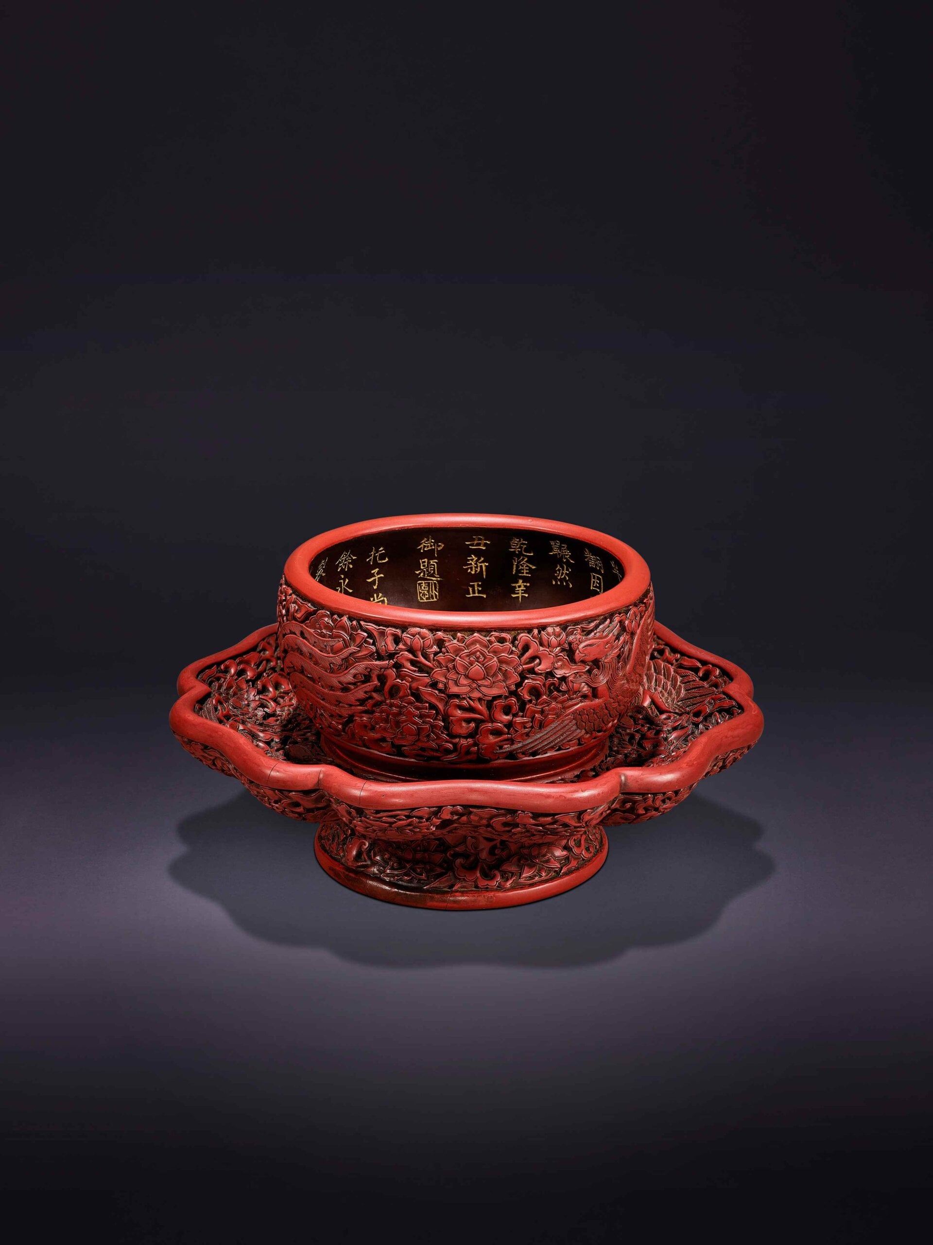 明永樂〈乾隆御題剔紅雕雙鳳蓮花盞托〉， 刻「大明永樂年製」楷書直款，寬17.5公分。圖 / 佳士得香港提供。