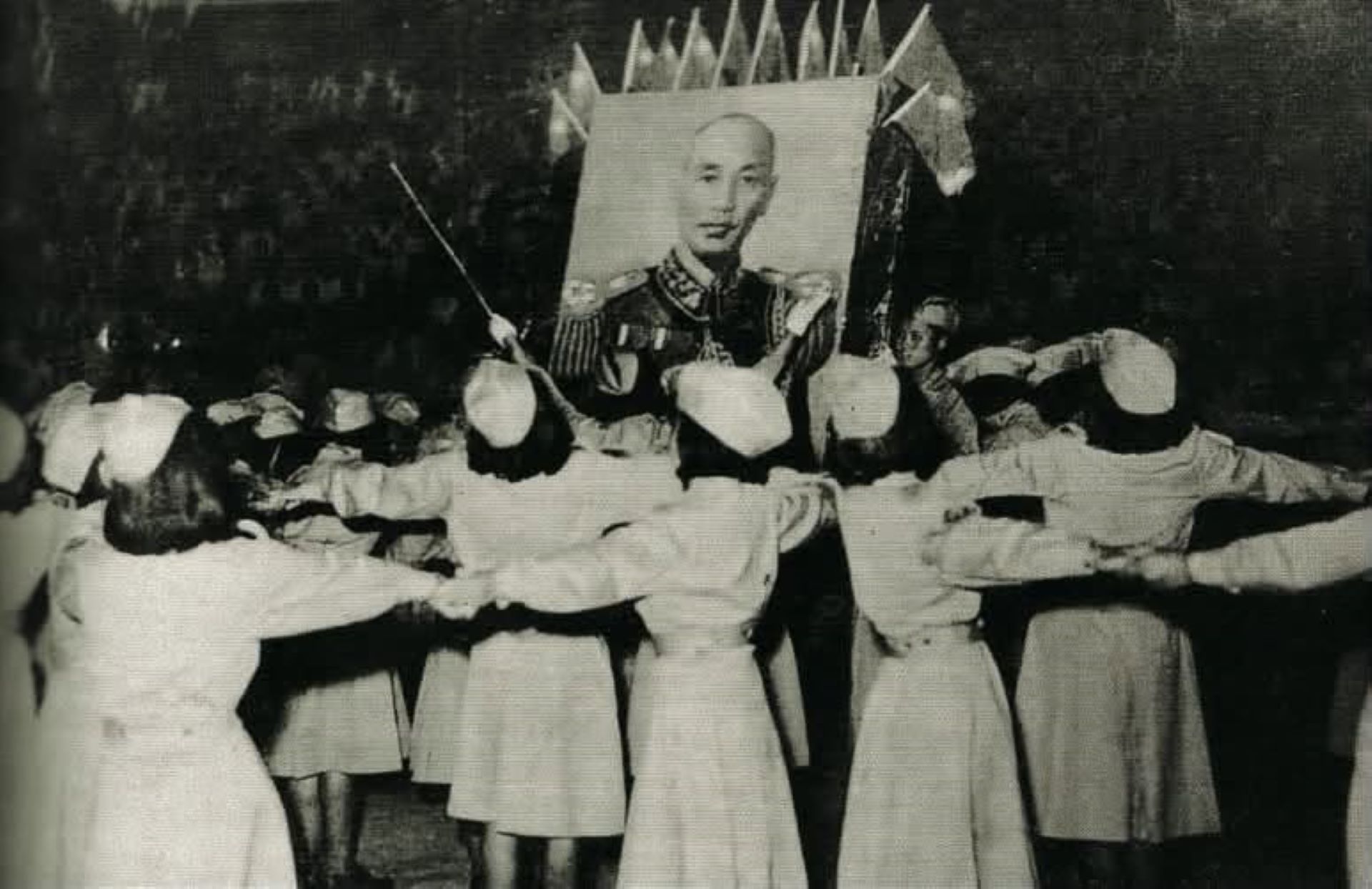 李天民改編阿美族原住民豐年祭的舞蹈,出現帶著船形帽的女子,圍繞著號稱世界的偉人「總統蔣公」的圖像,呈現眾星拱月的威權崇拜樣貌。(圖片來源:原住民族文獻電子期刊)