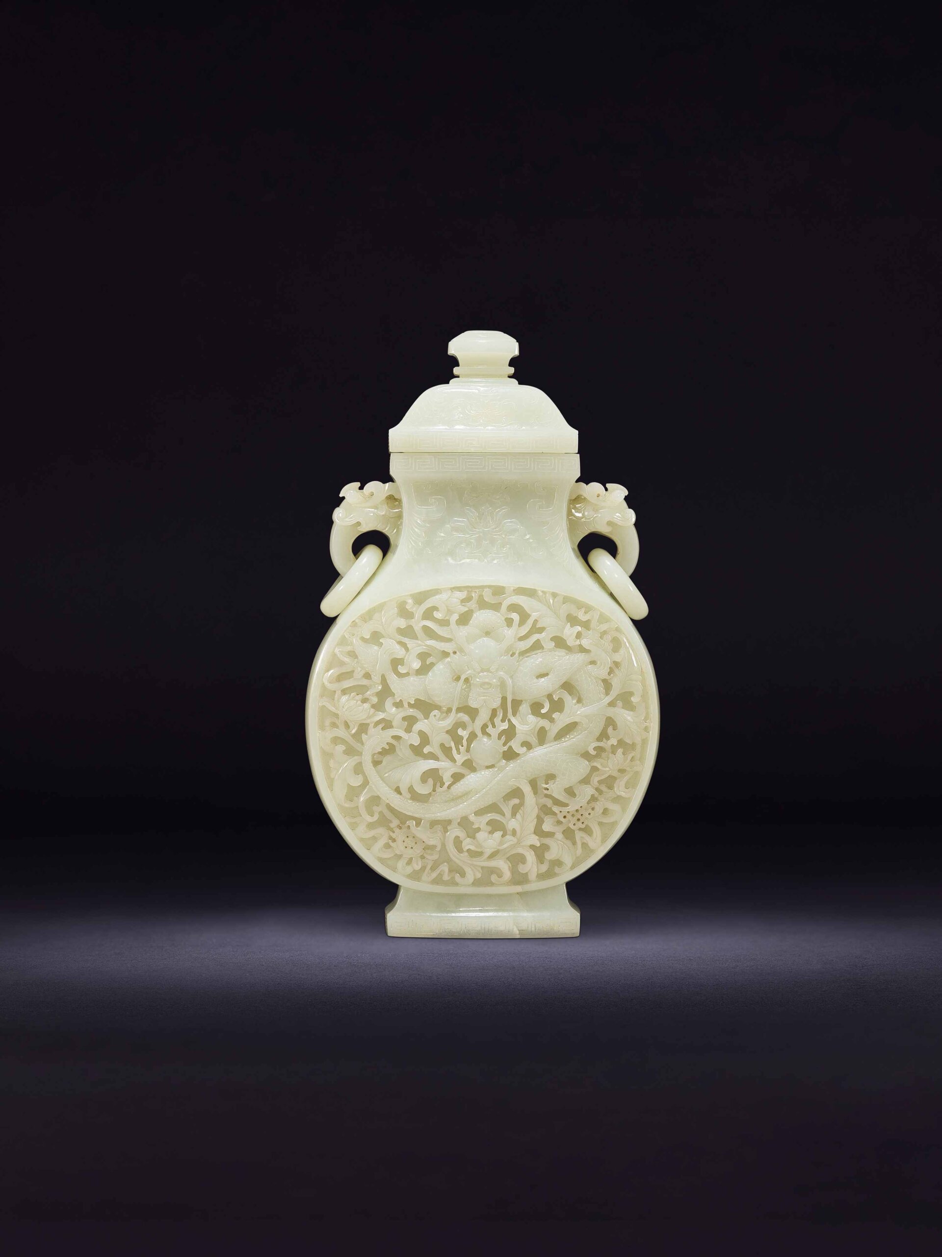 清乾隆〈御製白玉雕穿花八吉祥盤龍紋雙獸活環耳蓋瓶〉，高28公分。圖 / 佳士得香港提供。