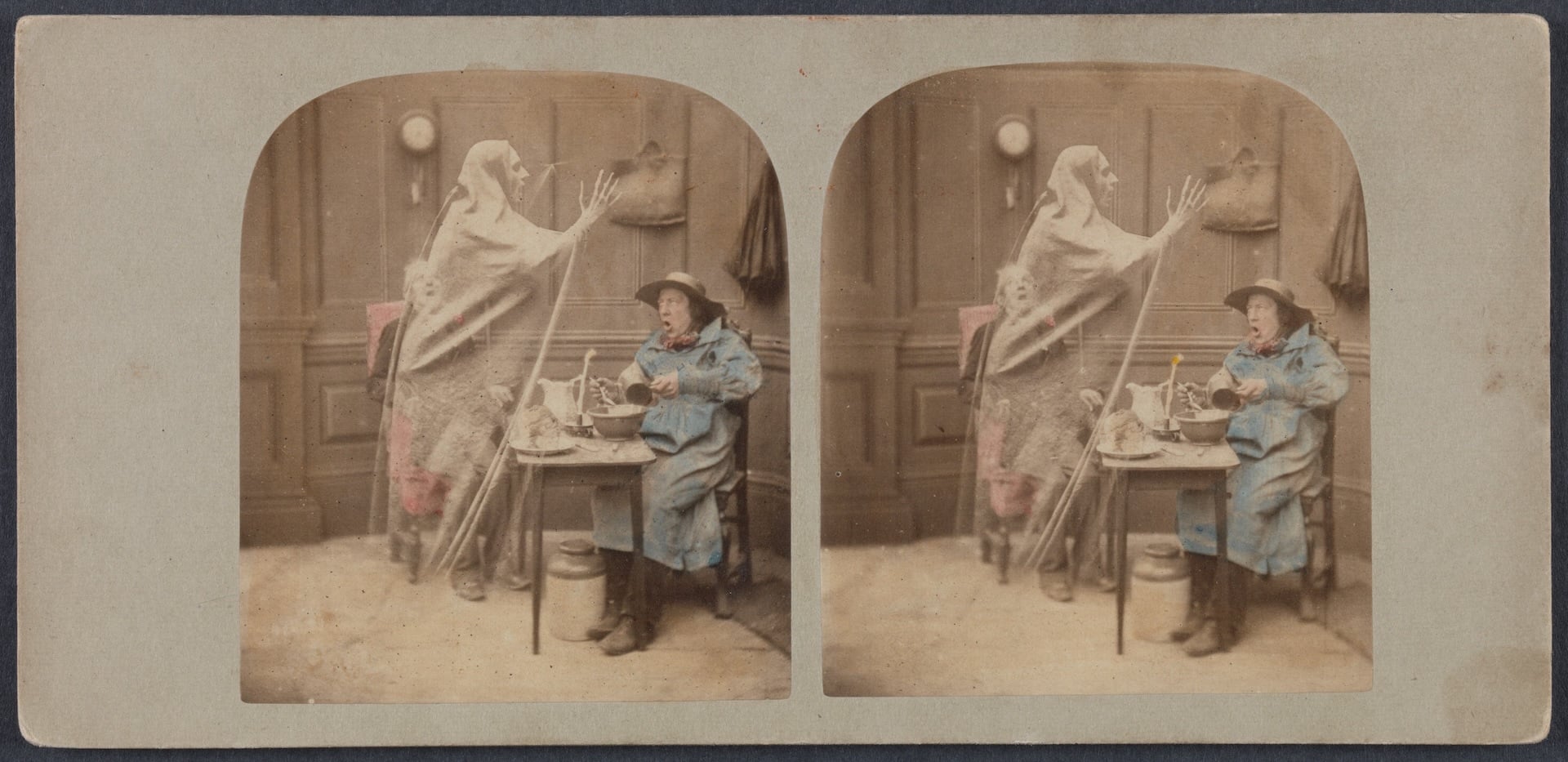 約1856年由倫敦立體攝影公司(London Stereoscopic Company)出版的《立體鏡中的幽靈》(The Ghost in the Stereoscope),以兩張並置的蛋白銀鹽照片營造立體觀看效果,並透過上色與幽靈形象,呈…