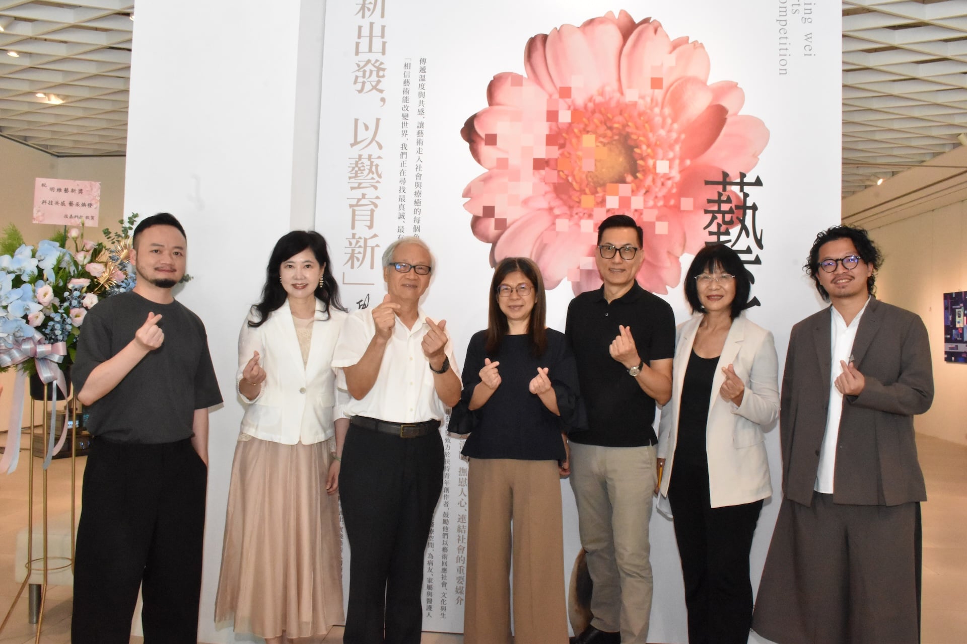 圖為本屆評審委員，左起為謝豐嶸、游文玫、康台生、陳貺怡、王俊傑、簡秀枝與劉耿維。（明維教育基金會提供）