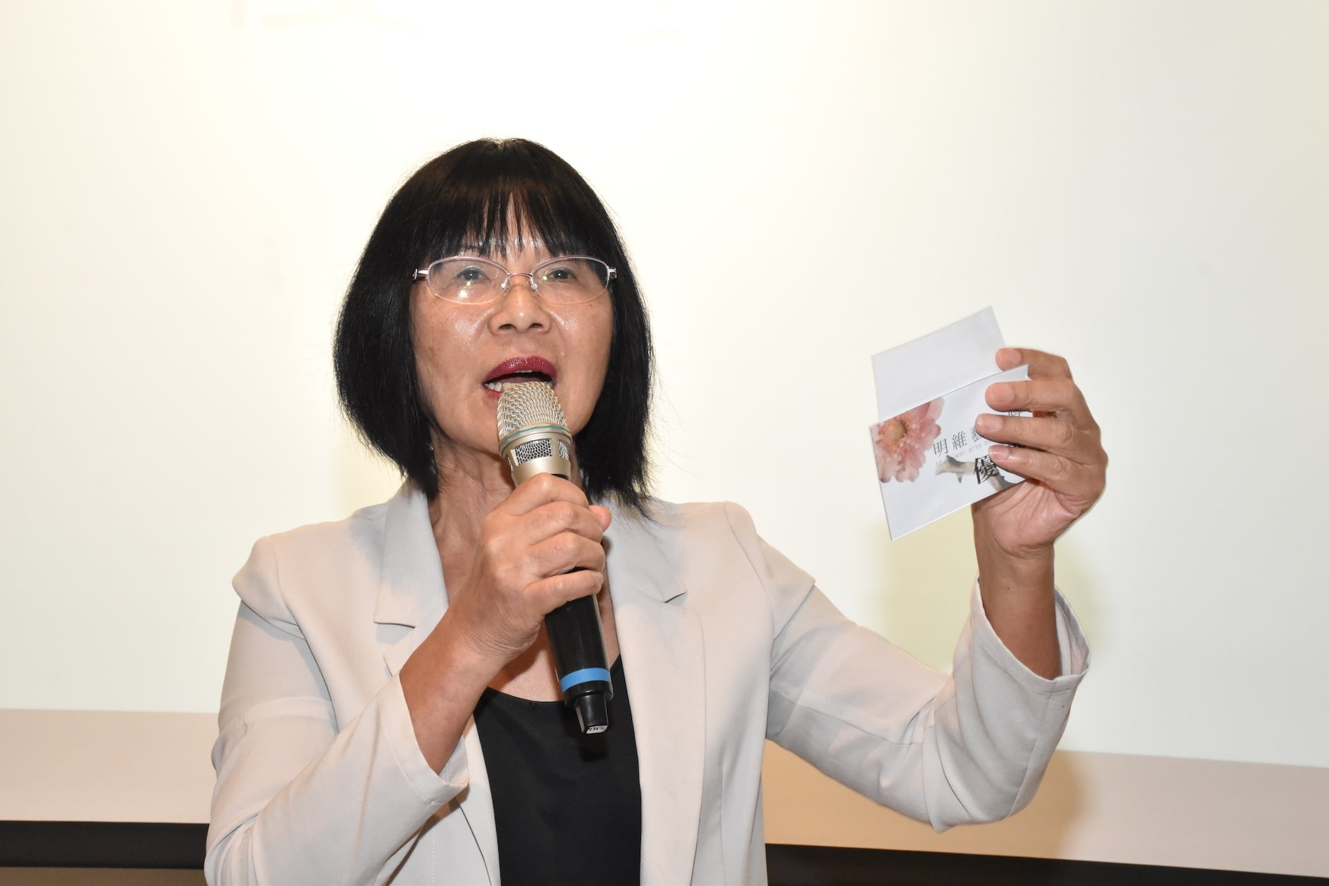 圖為評審之一典藏雜誌社社長簡秀枝，她則將評選拉回一個更根本的問題：藝術究竟是什麼？強調臺灣不能只有財富與科技，同樣需要足以承接藝術創作的平台。（明維教育基金會提供）