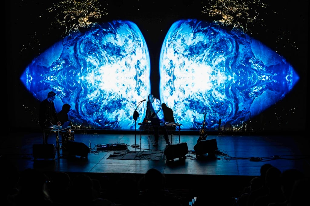 「2026 聲徜音樂節：Wandering」藝術家Demsky演出《立體聲響與沉浸式音像展演 #1》。圖／C-LAB提供