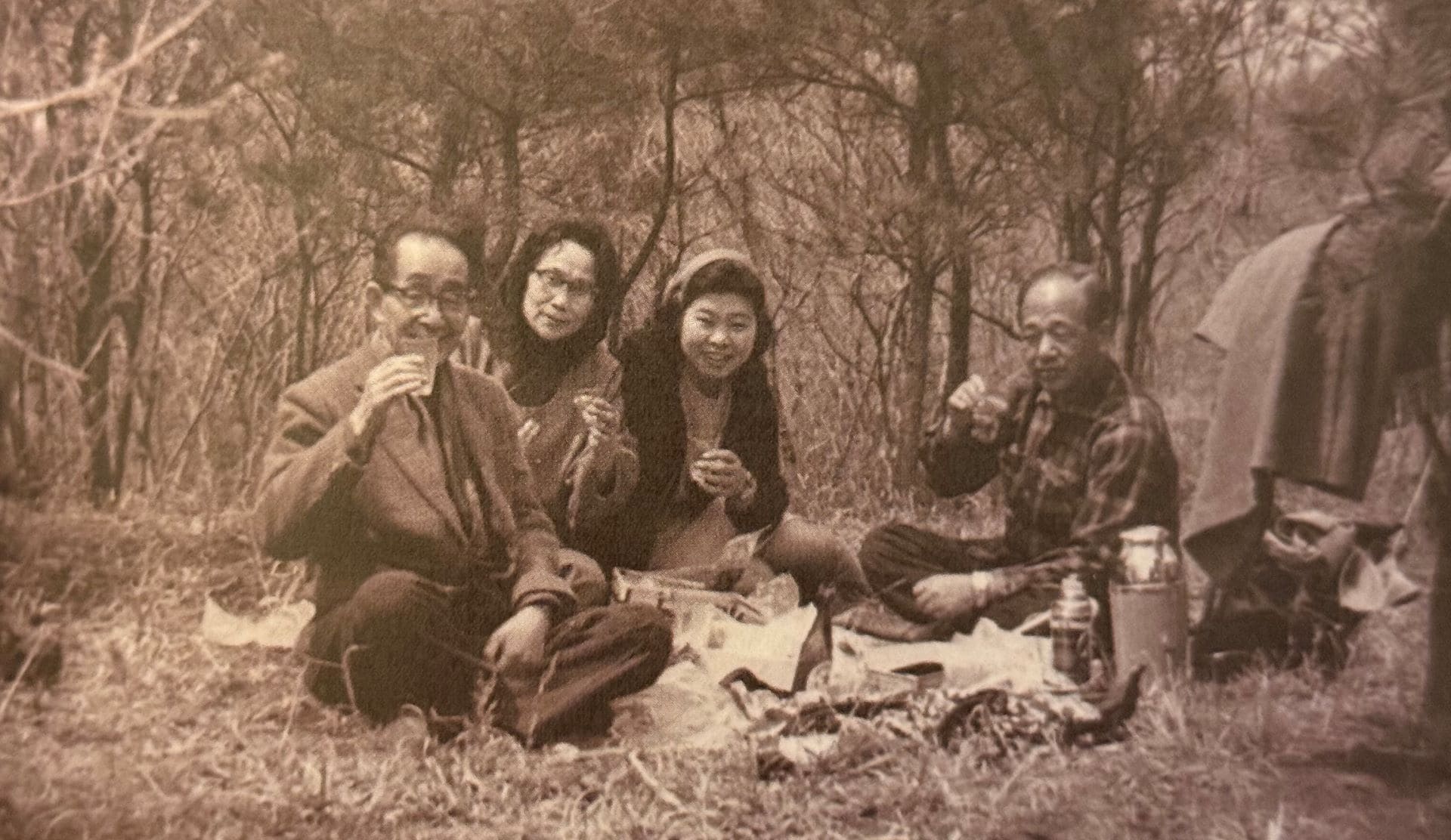 1960年代，郭雪湖旅居日本期間，最初曾暫居在水谷宗弘家中。根據郭雪湖之子郭松年著《望鄉：父親郭雪湖的藝術生涯》，郭家與水谷家的關係緊密。照片為郭雪湖（右）與水谷宗弘（左）出遊合照（郭松年，《望鄉：父親郭雪湖的藝術生涯》，臺北：馬可孛羅，2…