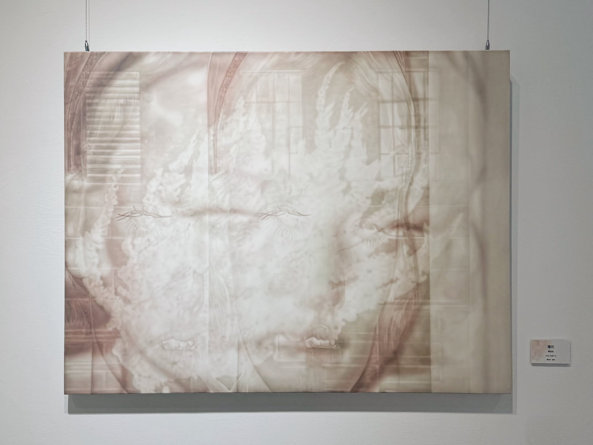 陳岳宏的《煙花》從母親在家庭群組傳來的一張幼稚園合照出發，重新思考照片、記憶與觀看之間的落差。圖為作品於北科藝文中心展出一景。（本刊資料室）