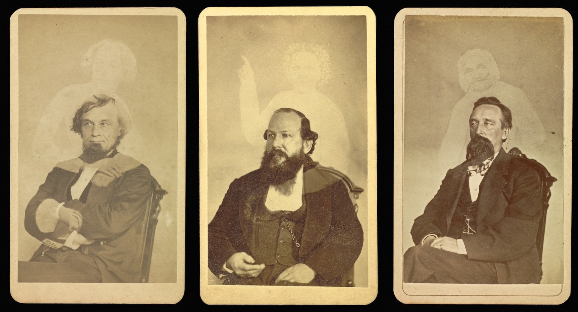由左至右為威廉・穆勒(William H. Mumler)1869–1878年製作之《庫許曼上校》(Col. Cushman)、《羅伯特・邦納》(Robert Bonner)、《約翰・J・葛洛佛》(John J. Glover),三件作品皆…