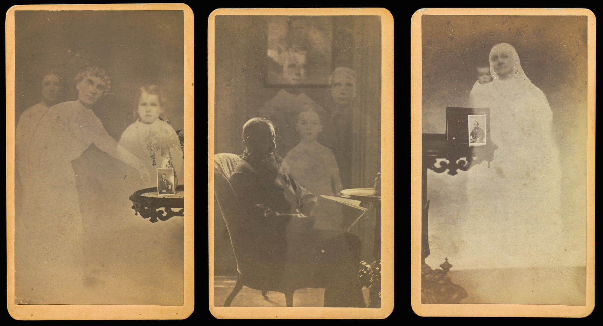 由左至右為威廉・H・穆姆勒(William H. Mumler)1861–1878拍攝之《三個「靈體」與桌上倚靠花瓶擺放的照片》、《蓄長鬍的無名男子與三個「靈體」》、《廷克姆先生與其被辨認出的靈體妻子》,皆為蛋白銀鹽相紙。。亦可能由海倫・F…
