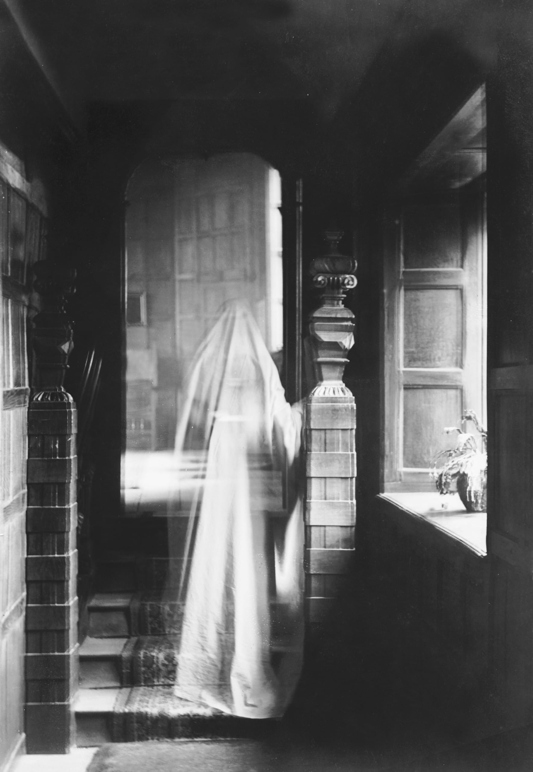 《以雙重曝光製作的幽靈影像》(Image of a Ghost, Produced by Double Exposure),1899。影像以雙重曝光技術製作幽靈效果。英國國家檔案館(The National Archives UK)藏。(P…