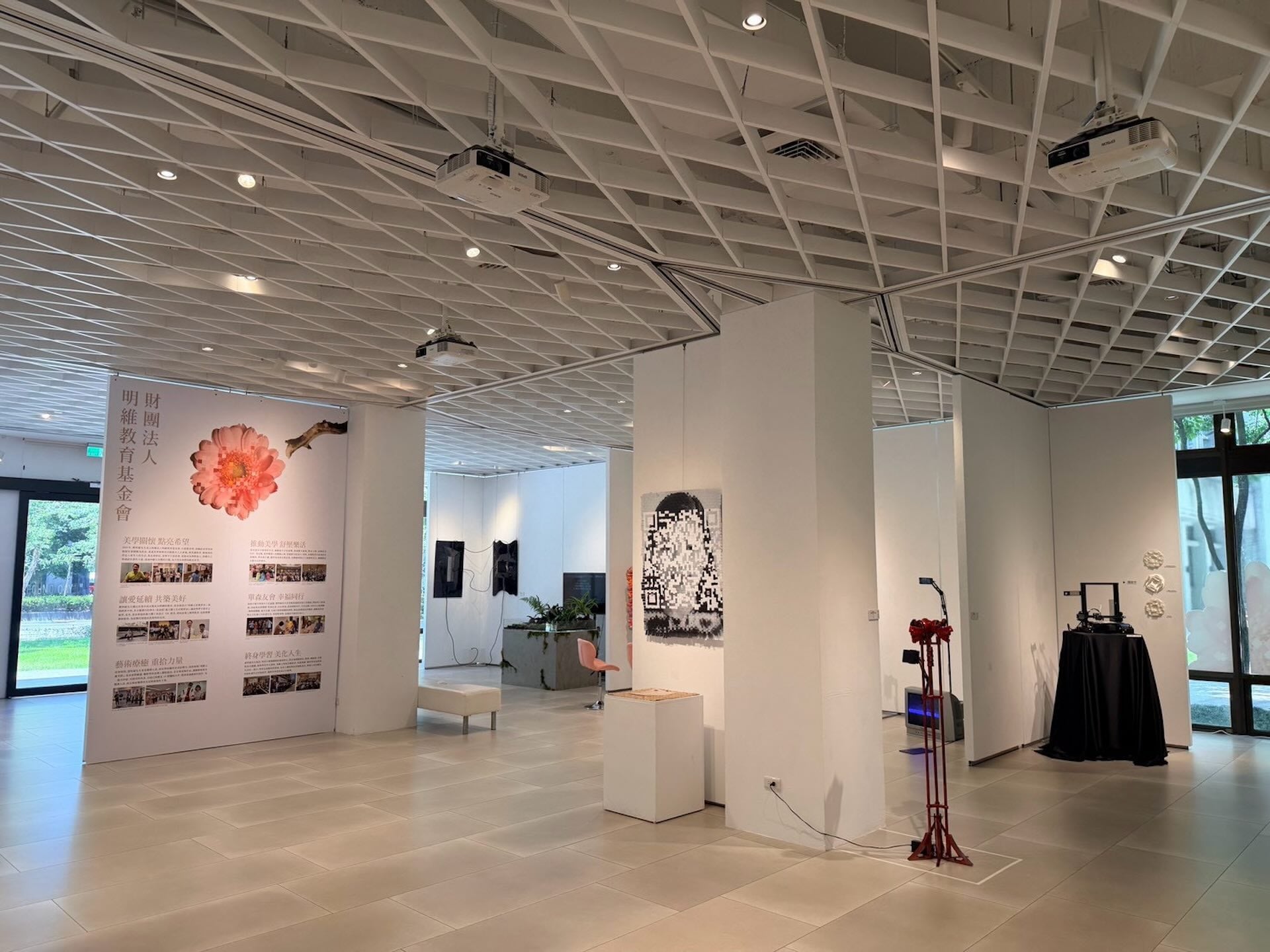 第二屆「明維藝新獎」於北科藝文中心展出一景。（明維教育基金會提供）