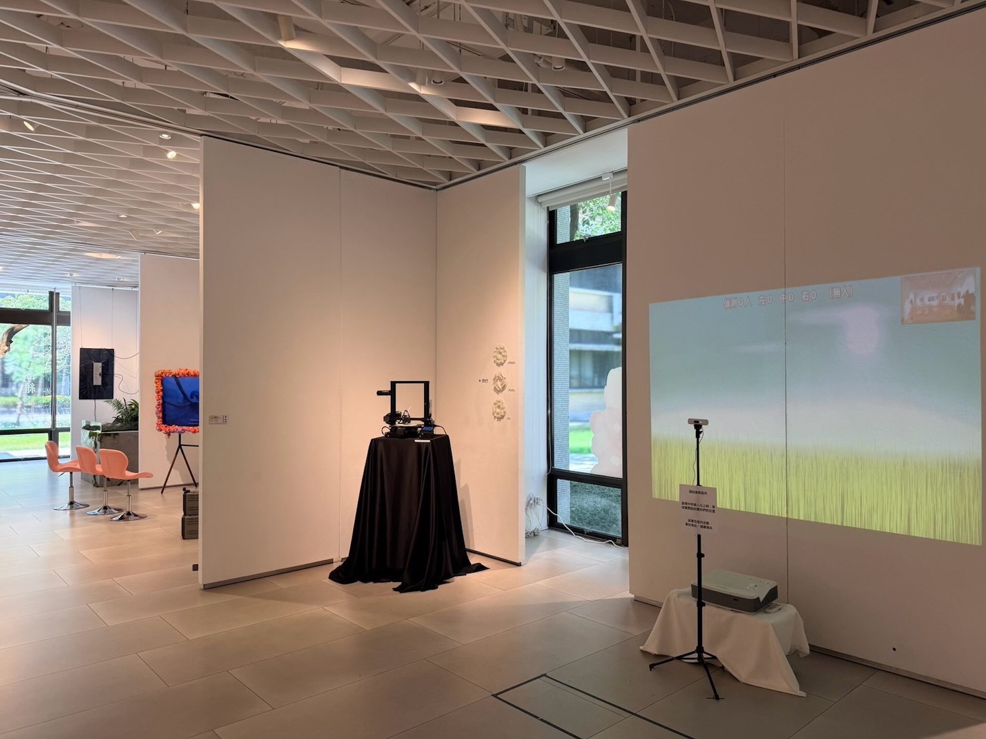 明維教育基金會期待，當作品從展館走進醫院，展覽便不再只是一次展示，而成為一段持續發生的公共旅程。支持藝術家，與讓藝術陪伴更多人，也由此成為同一件事。圖左為黃語箴《異象音列-Vision Of The Harmonics》，右為黃馨儀《本無風…