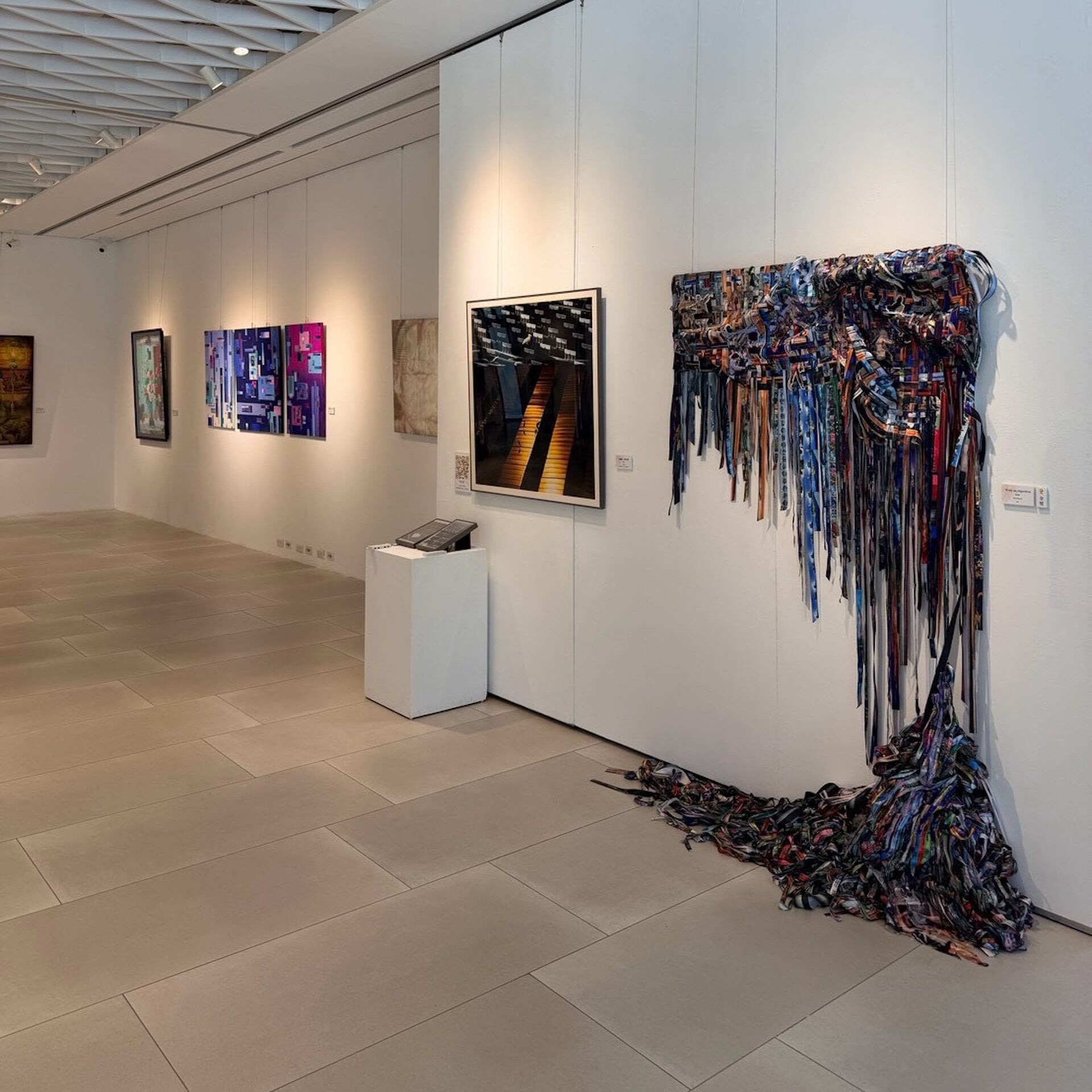 余承倧獲得第二屆「明維藝新獎」金獎作品《Body as Algorithm》於北科藝文中心展出一景。（明維教育基金會提供，編輯部剪裁）