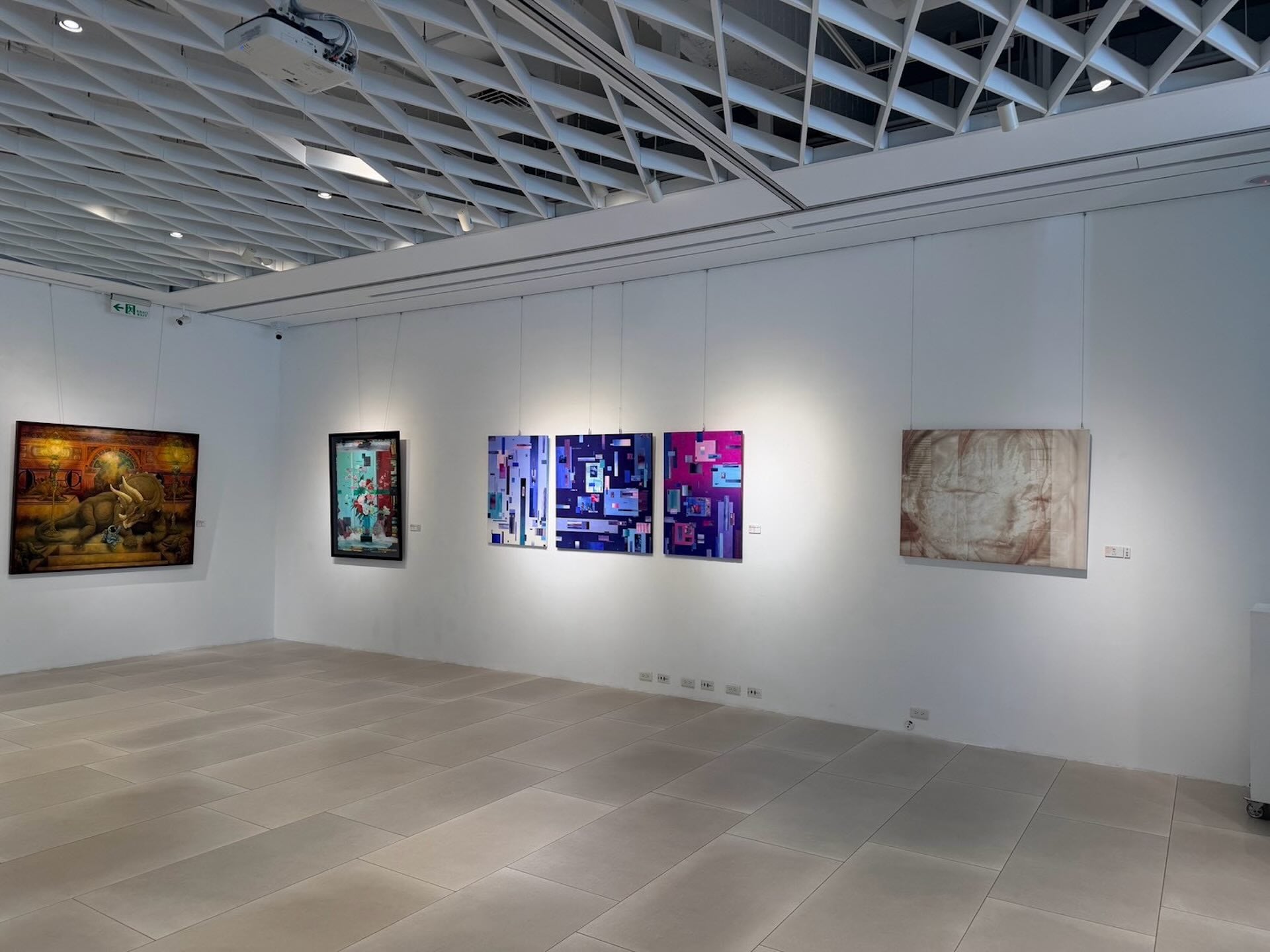 右一為陳岳宏的《煙花》於北科藝文中心展出一景。（明維教育基金會提供）
