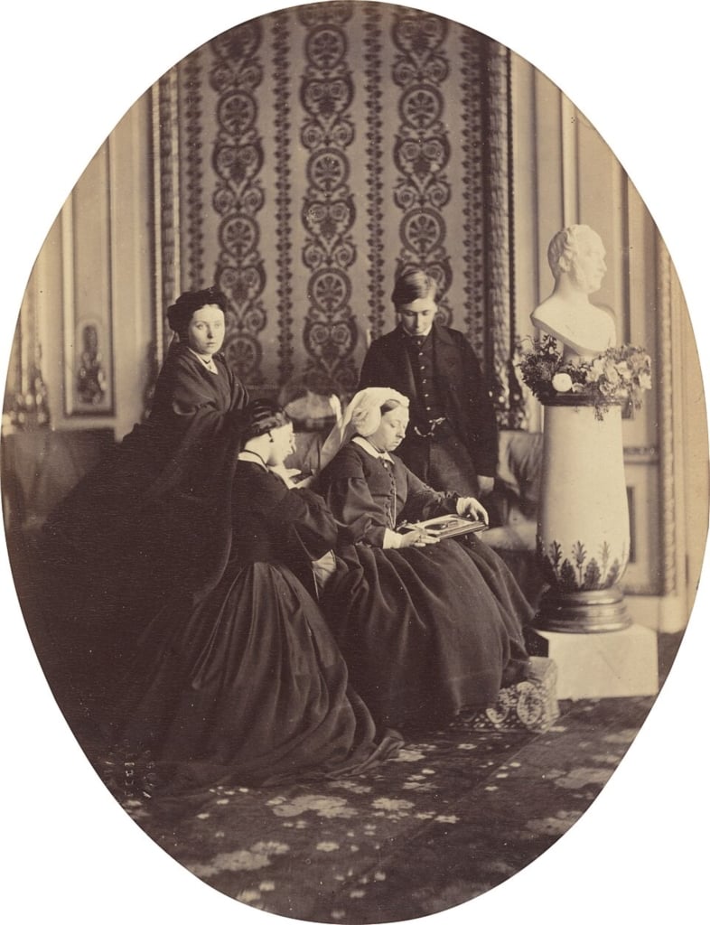 維多利亞女王哀悼阿爾伯特親王,1862年。女王身著深色服裝,手持亡夫的照片。(維基百科)